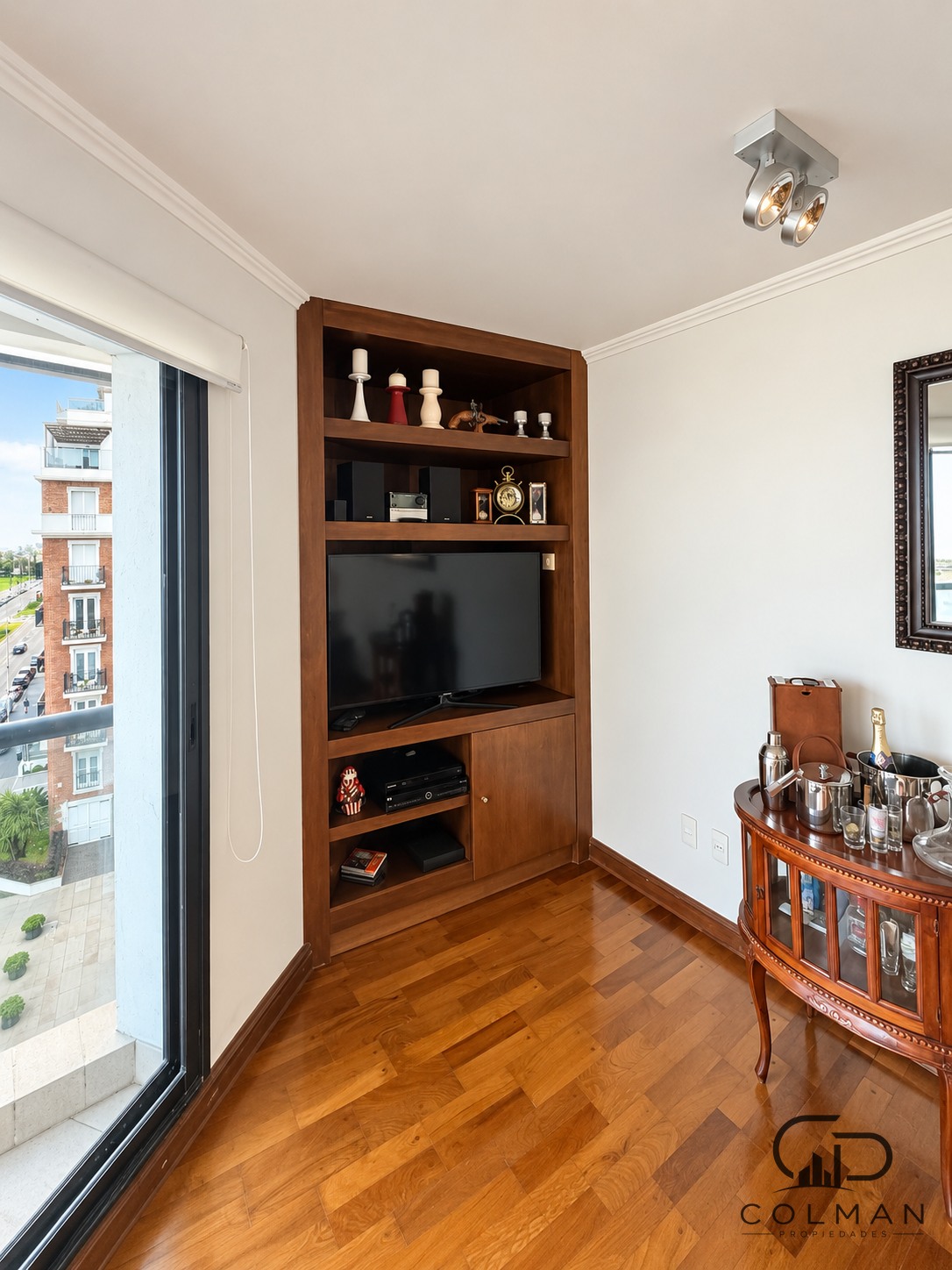 Estar con biblioteca y bar, apartamento Rambla Gandhi