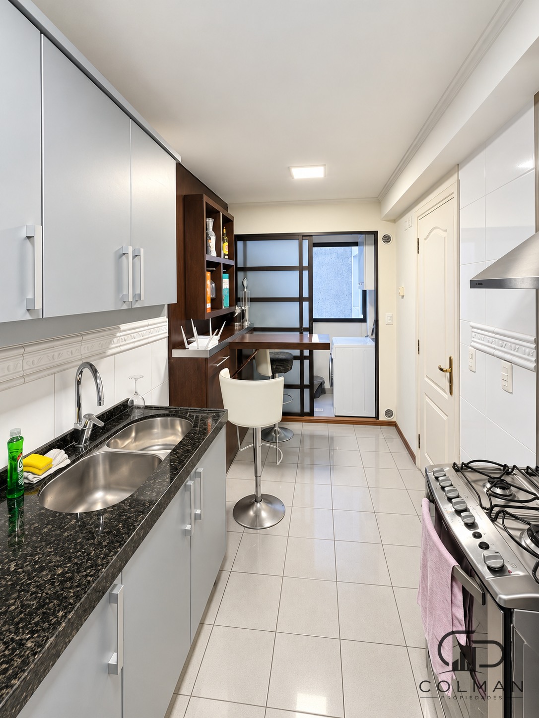 Cocina con desayunador y lavadero, apartamento Rambla Gandhi